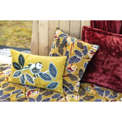 The Zazu plaid is an elegant and comfortable decorative accessory. Made of 100% cotton and 100% polyester, it is available in a multi-colored foliage and bird pattern. Its soft and silky cover is pleasant to the touch, while its soft filling offers optimal comfort. This 135 x 200 cm throw is perfect for snuggling up on the couch, watching a movie or reading a book. It can also be used as a bedspread or blanket.