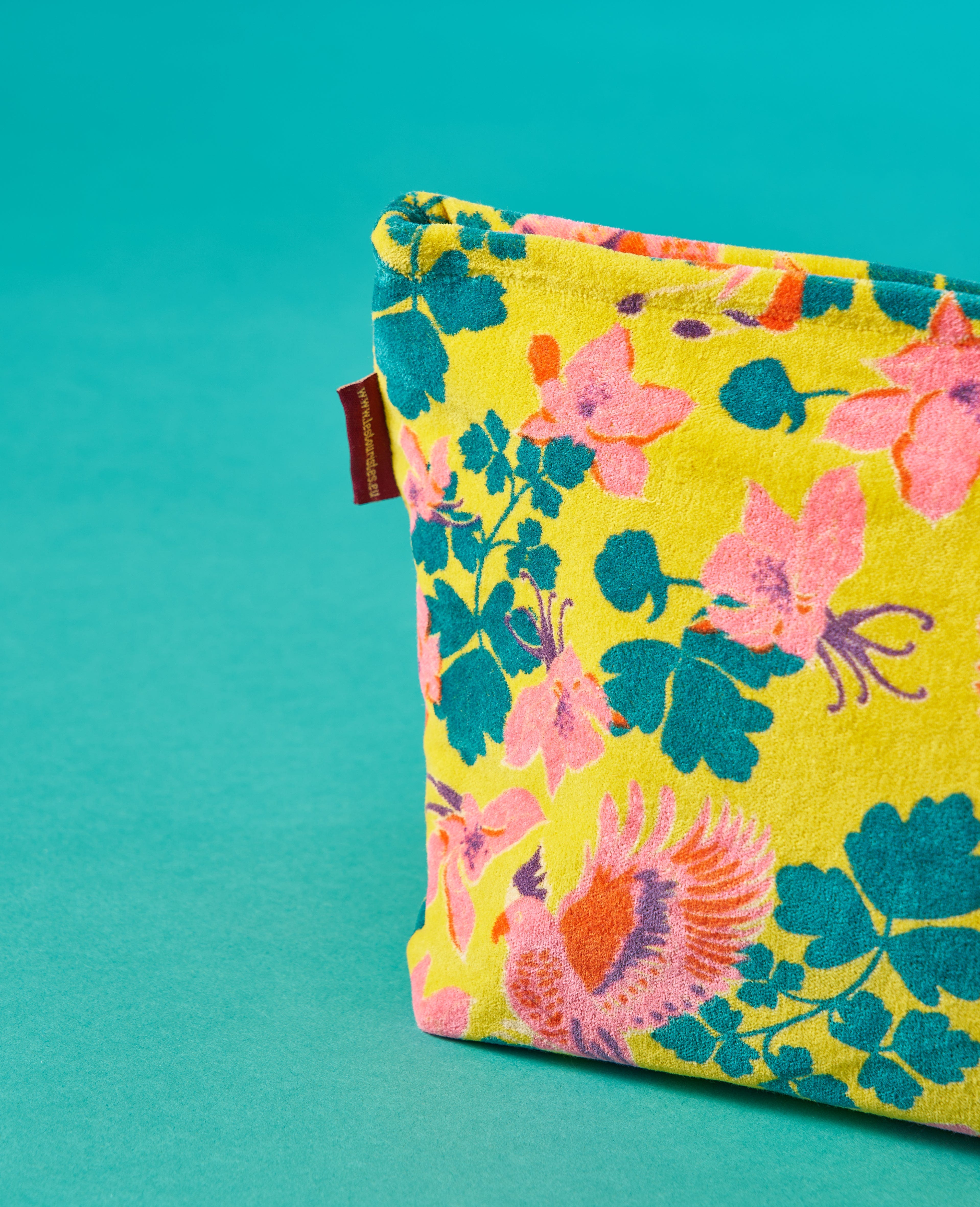 XL Velvet Washbag, Ancolie Yellow